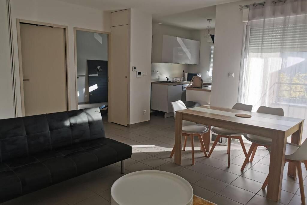 Onet-le-Chateau Appartement T2 Accessible Pmr Avec Terrasse Et Garage מראה חיצוני תמונה